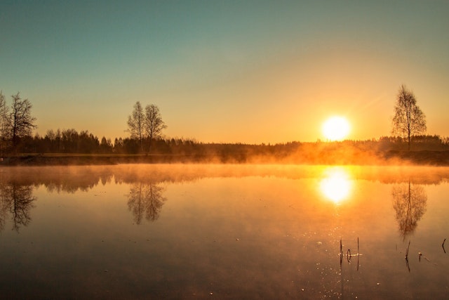 Which of these explains why the Sun appears to move across the sky each day?