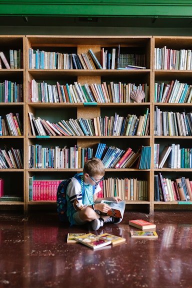 Locational language describes where something is. Which answer describes where the boy is sitting?