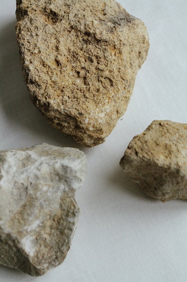 A geologist needs to <span class="blank">______</span> rocks by looking at them closely with a hand lens or a microscope.