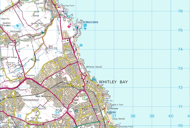 Which 4 digit grid reference tells you the location of the golf course symbol?